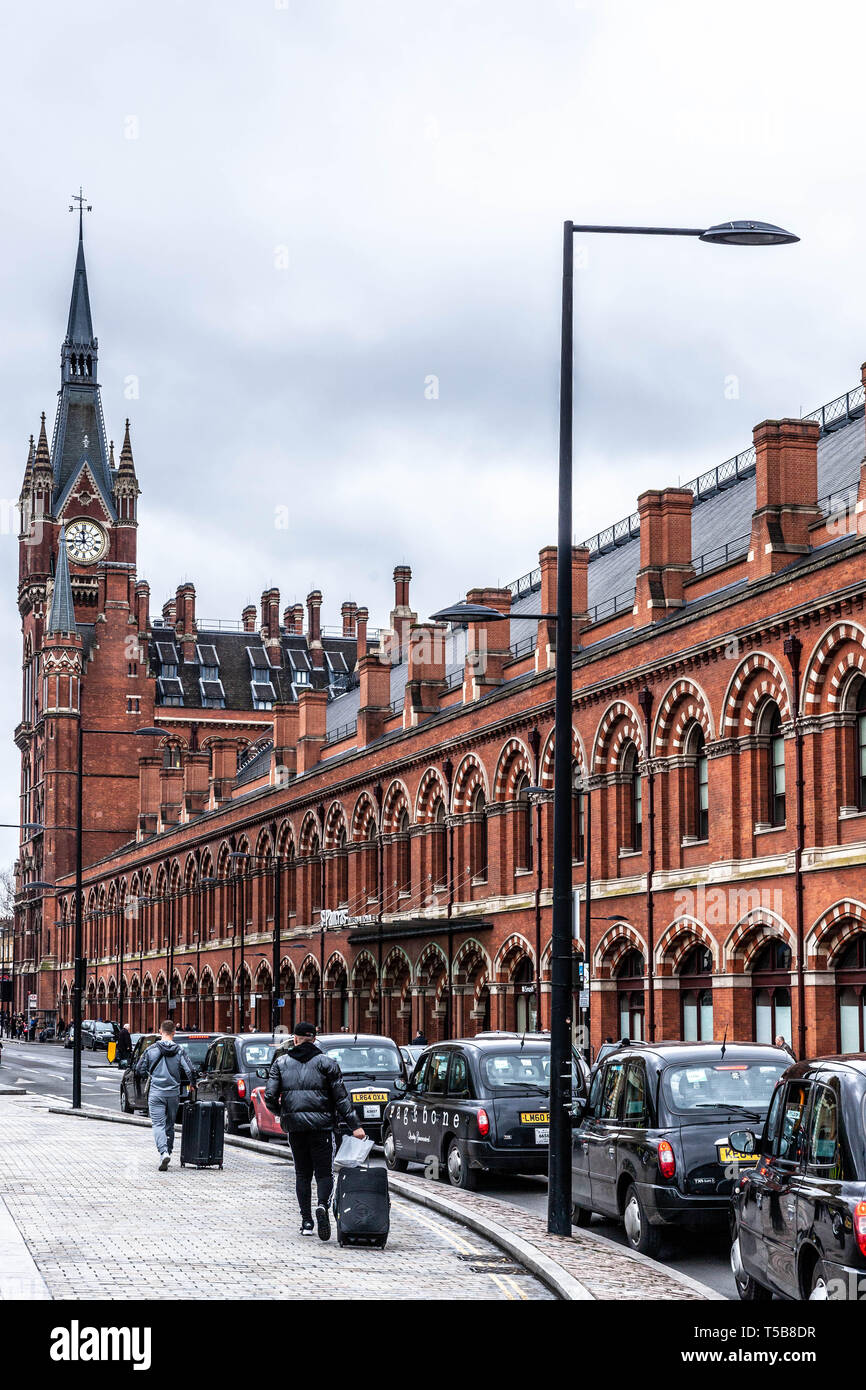 Ein Taxistand neben dem Bahnhof St. Pancras seitliche Fassade, Pancras, London, N1C, England, UK. Stockfoto