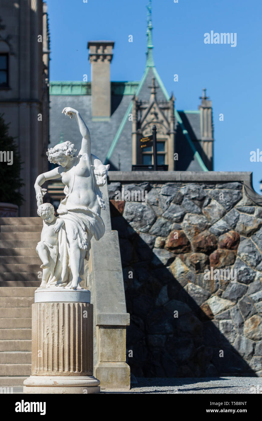 Eine weiße Marmorstatue, "die tanzenden Lektion' statue Flanken das Biltmore House im Biltmore Estate in Asheville, NC, USA. Stockfoto