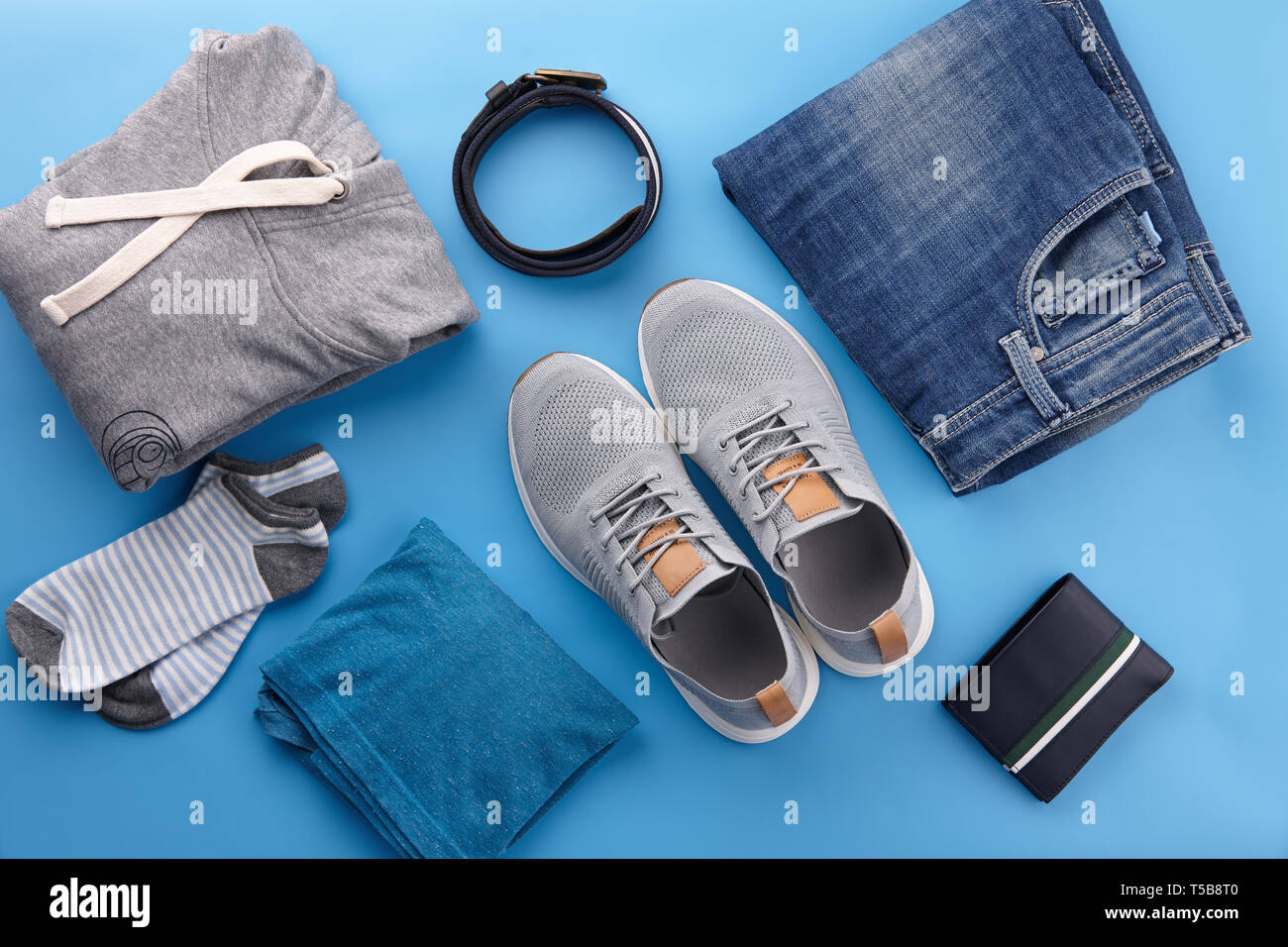 Mens Sommer Freizeitkleidung Outfits und Zubehör flach auf blauem Hintergrund legen, Ansicht von oben Stockfoto
