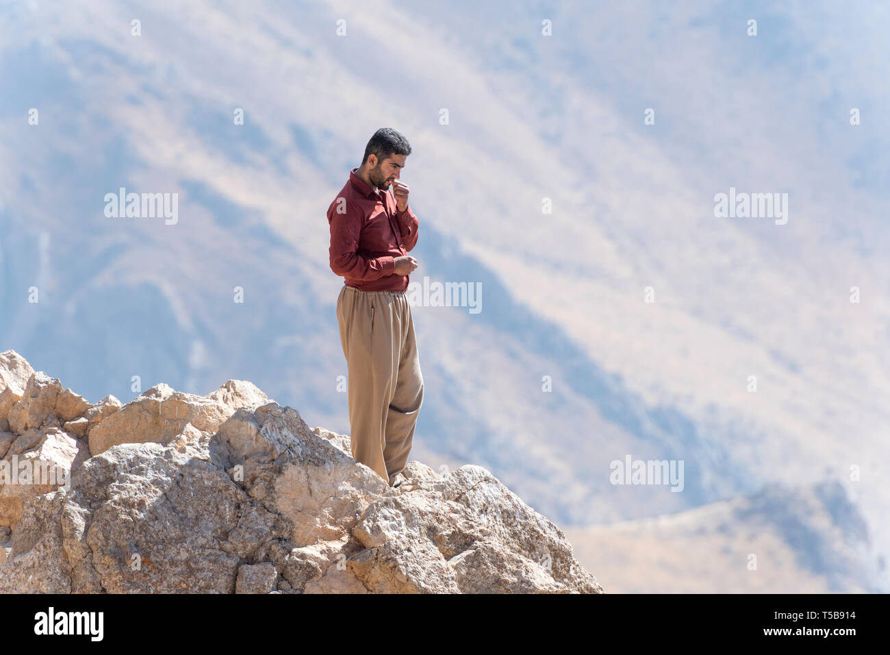 Schmuggler in Richtung Byara, Irak, von der Spitze eines Berges, Provinz Kermanschah, Iran Stockfoto