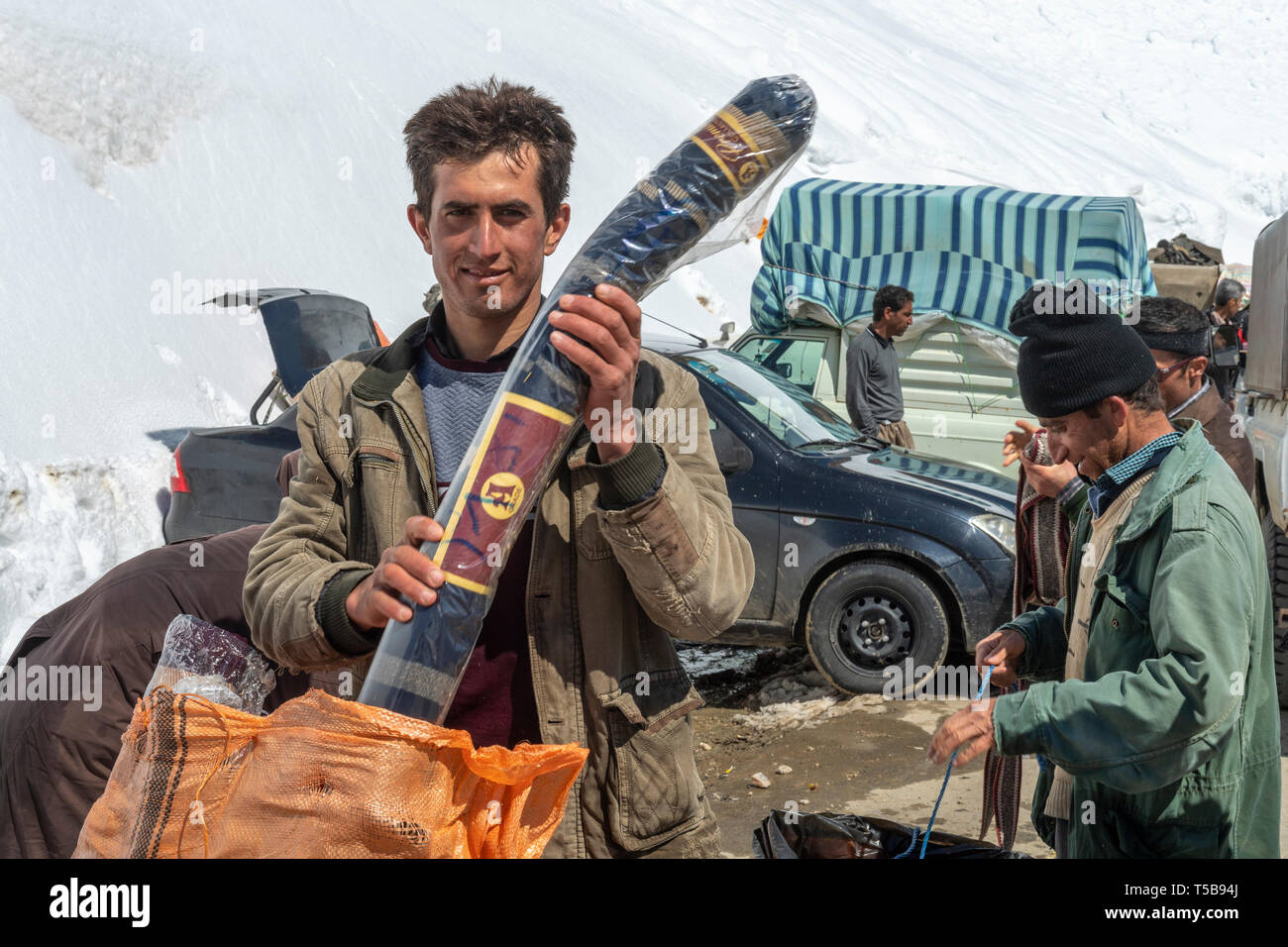 Schmuggler, die Irakische Tuch aus der Tasche in Uraman Tal Basar im Winter, Provinz Kurdistan, Iran Stockfoto