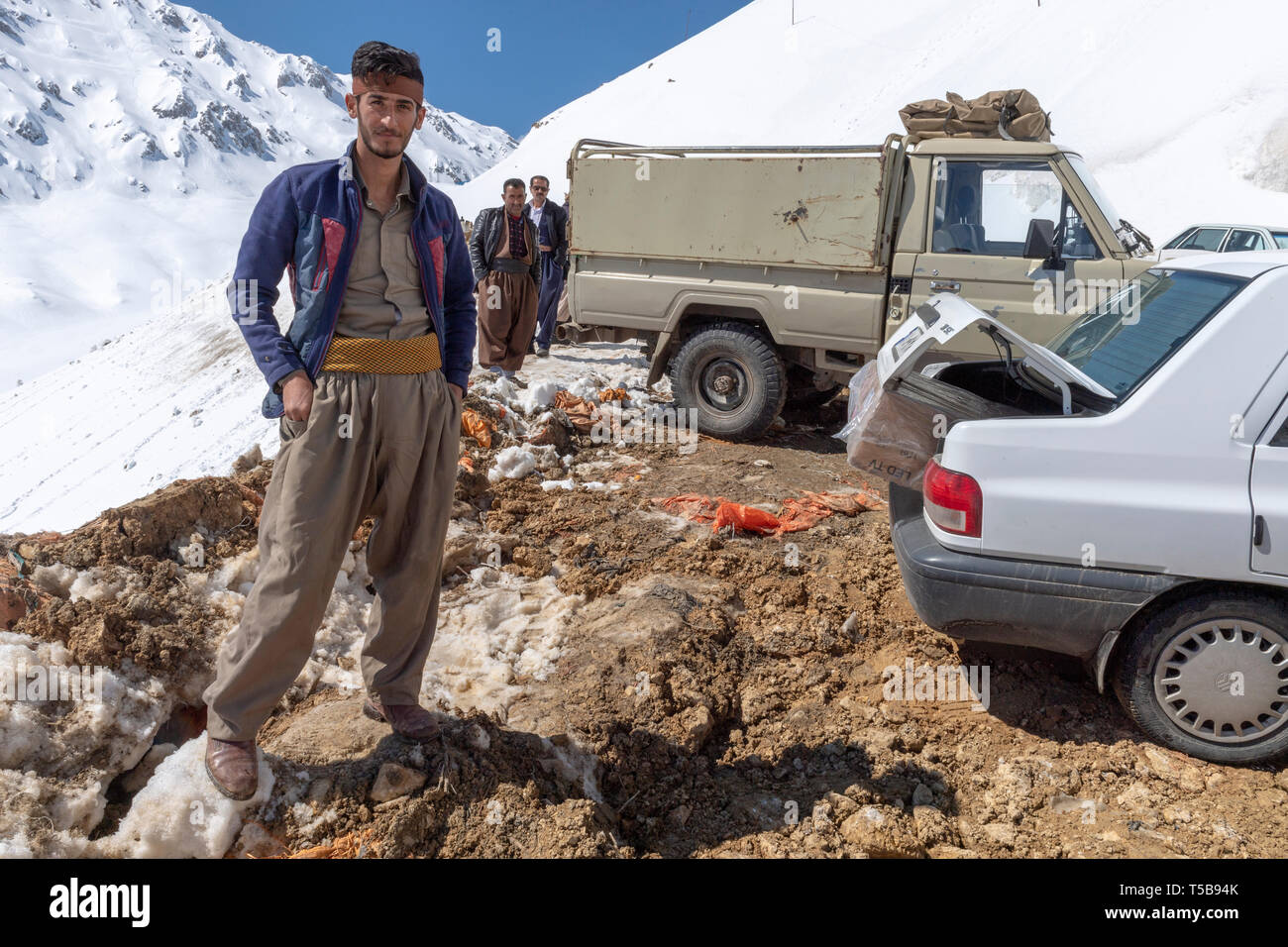 Schmuggler in der Nähe von Autos in Uraman Tal im Winter, Provinz Kurdistan, Iran stehend Stockfoto