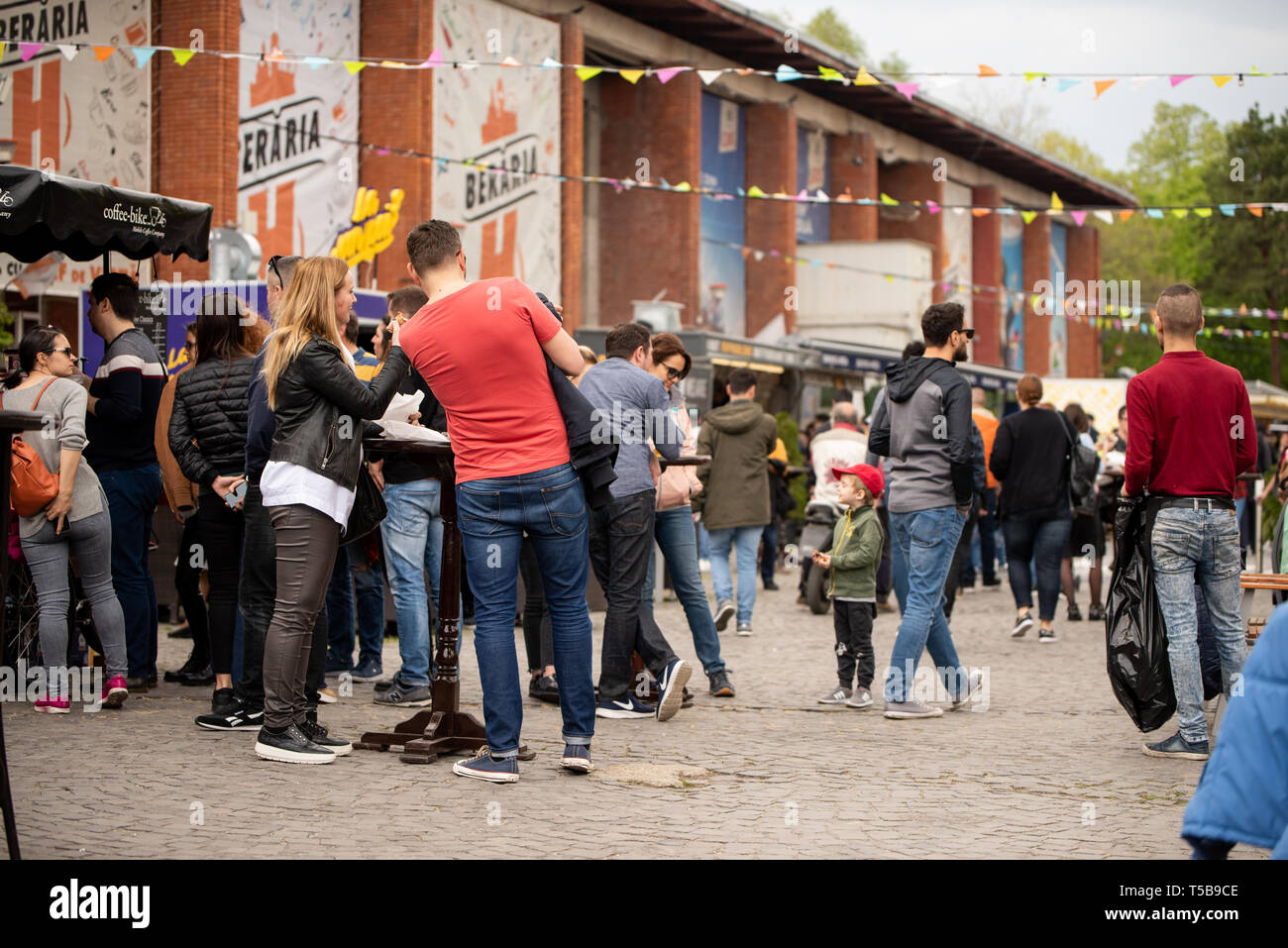 Bukarest, Rumänien: 21.04.2019 - Street Food Truck festival-Leute sitzen und essen an einem Tisch in einem Street Food Festival. Menge genießen Sie das Essen und die Getränke amrket im Park Stockfoto