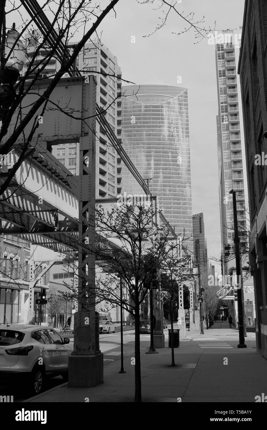 Fluss punkt Gebäude hinter dem erhöhten L-Zug tracks auf See St in th West Loop in Chicago Stockfoto