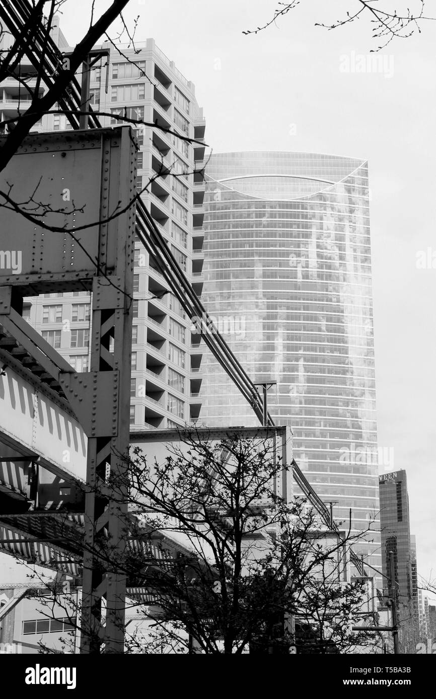 Fluss punkt Gebäude hinter dem erhöhten L-Zug tracks auf See St in th West Loop in Chicago Stockfoto