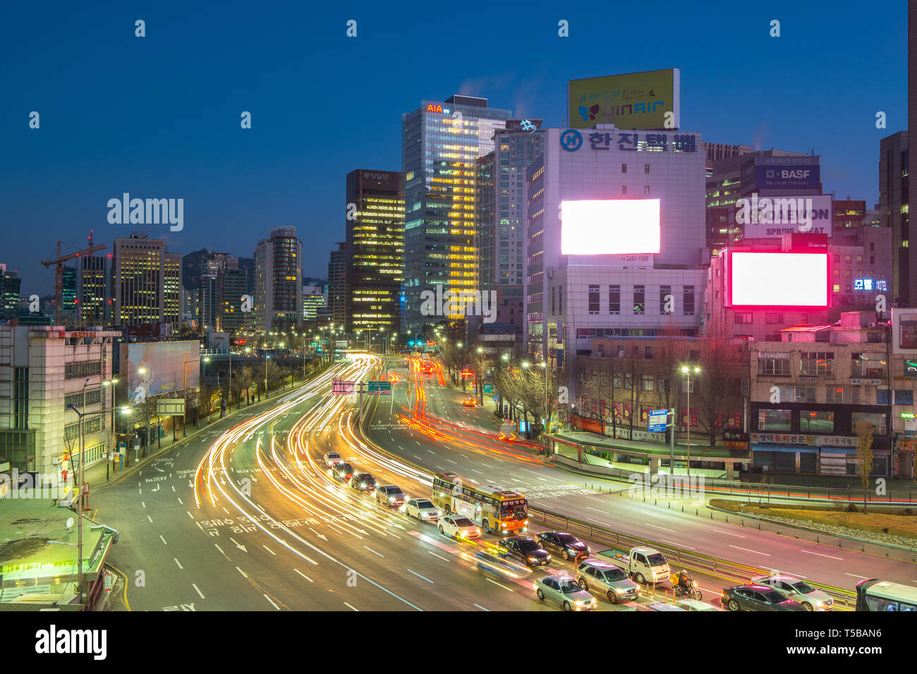 Seoul, Südkorea - 13. Dezember 2017: Seoul City Traffic in Korea in der Nacht. Stockfoto