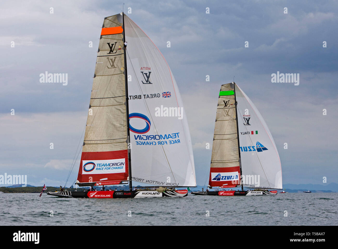 Azzurra führt TeamOrigin zu Round Robin 1 der Louis Vuitton Trophy, Auckland, Neuseeland, Dienstag, März 09, 2010 gewinnen. Stockfoto