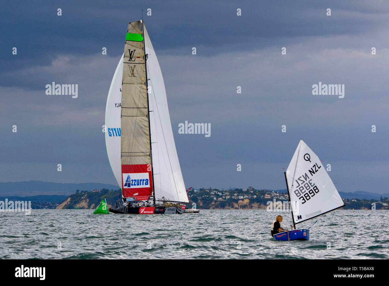 Azzurra überquert die Ziellinie schlagen TeamOrigin Round Robin 1 der Louis Vuitton Trophy, Auckland, Neuseeland zu gewinnen, Stockfoto