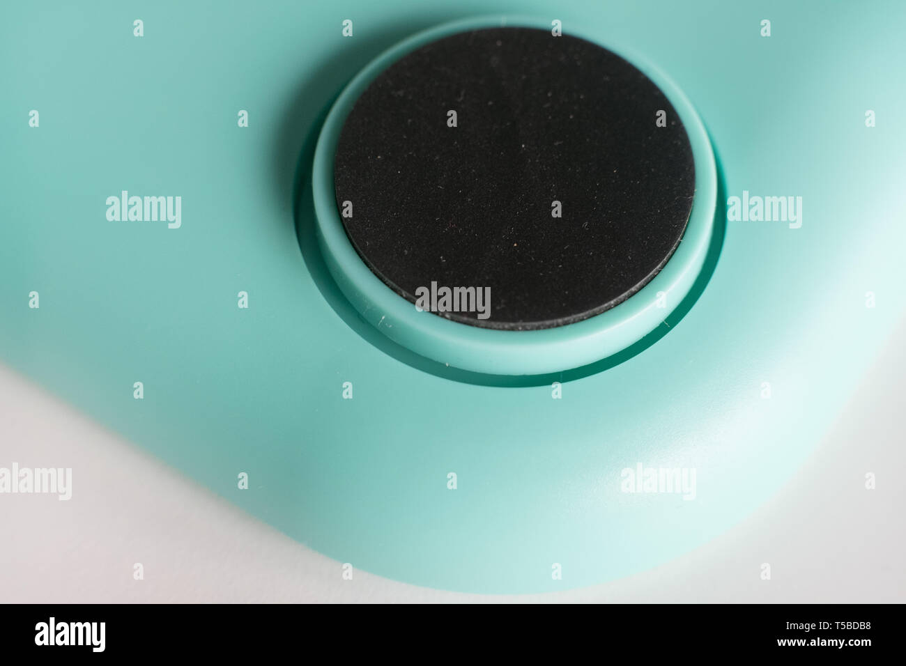 Schwarze Stift drücken. Weiße leere Plakette pin Brosche Stockfoto