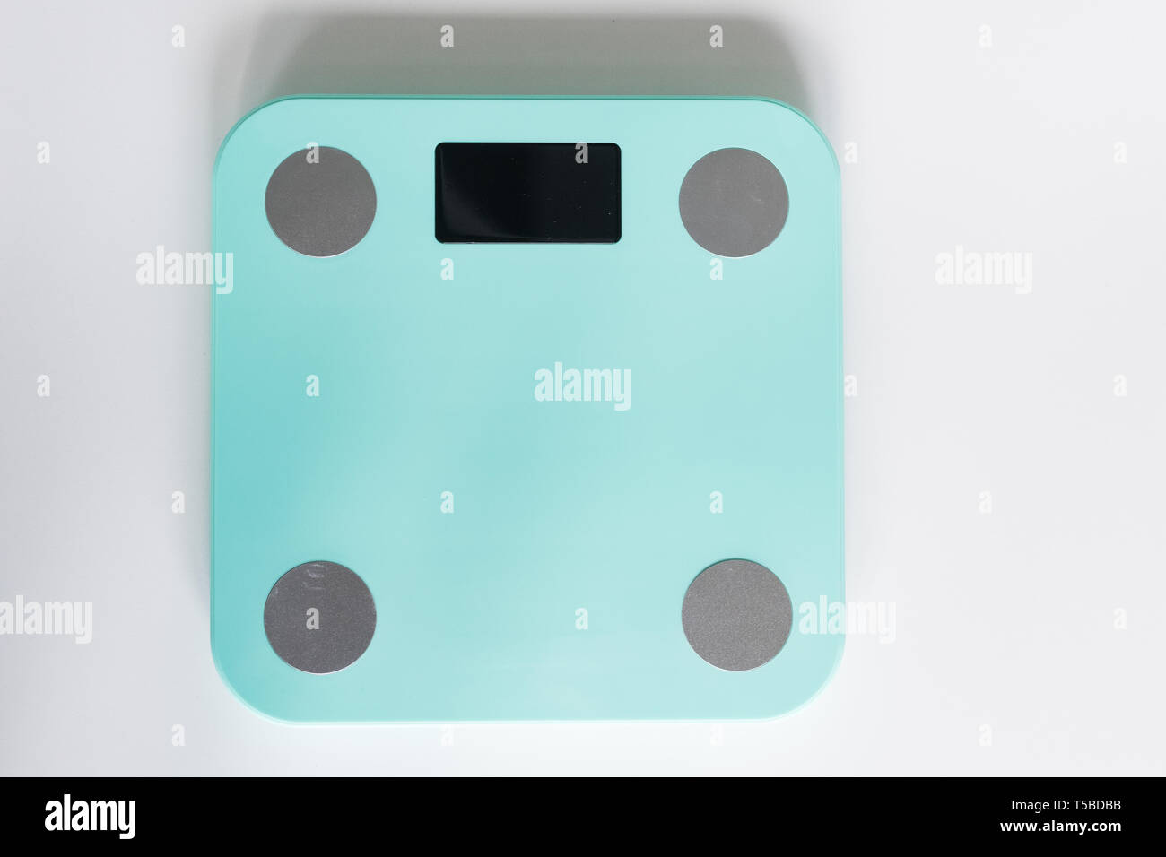 Küchenwaage auf weißem Hintergrund Stockfoto