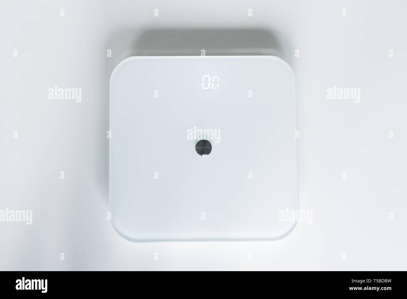 Küchenwaage auf weißem Hintergrund Stockfoto
