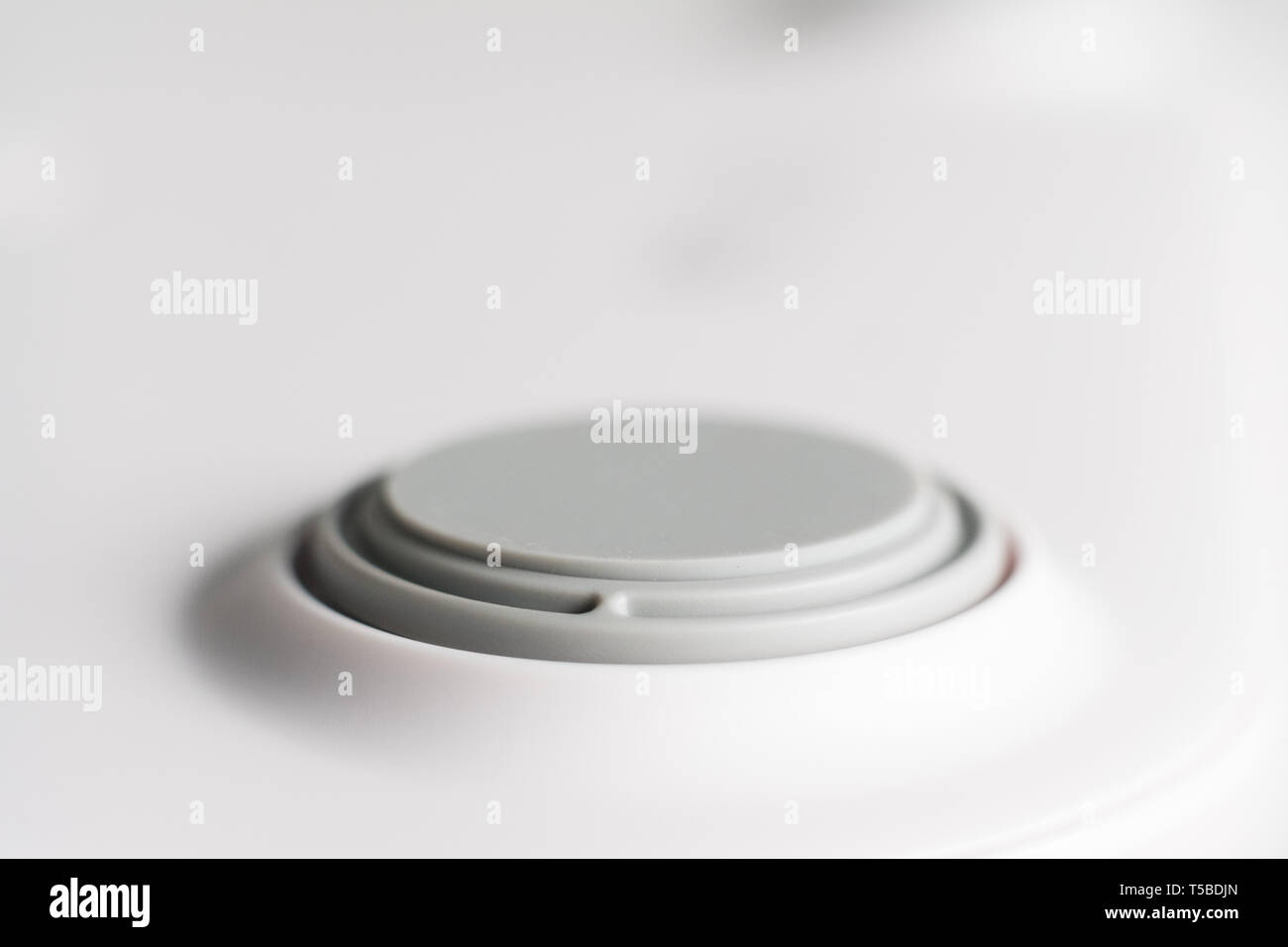 Schwarze Stift drücken. Weiße leere Plakette pin Brosche Stockfoto