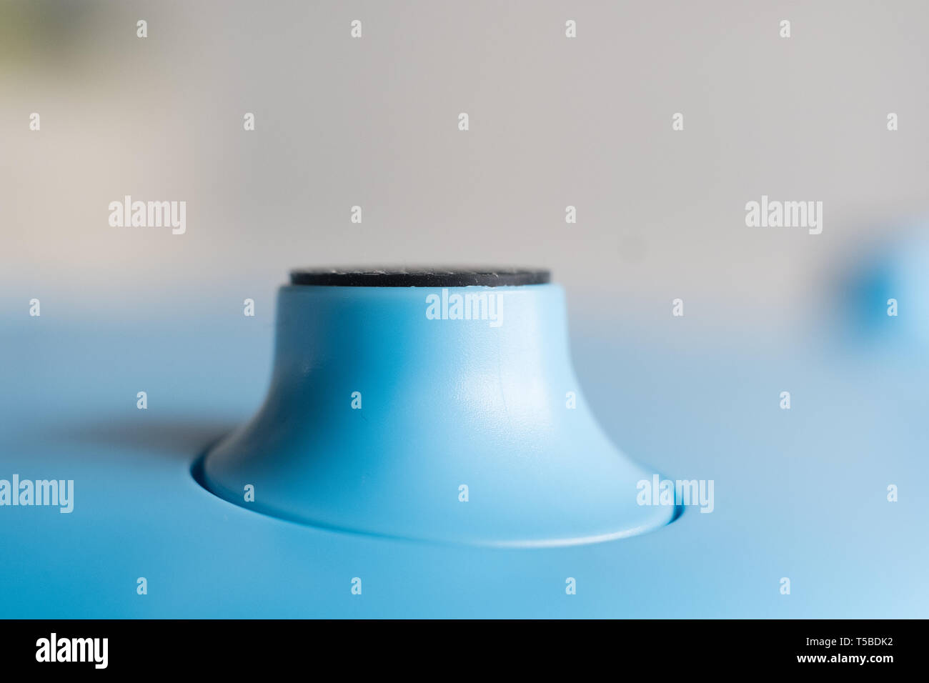 Schwarze Stift drücken. Weiße leere Plakette pin Brosche Stockfoto