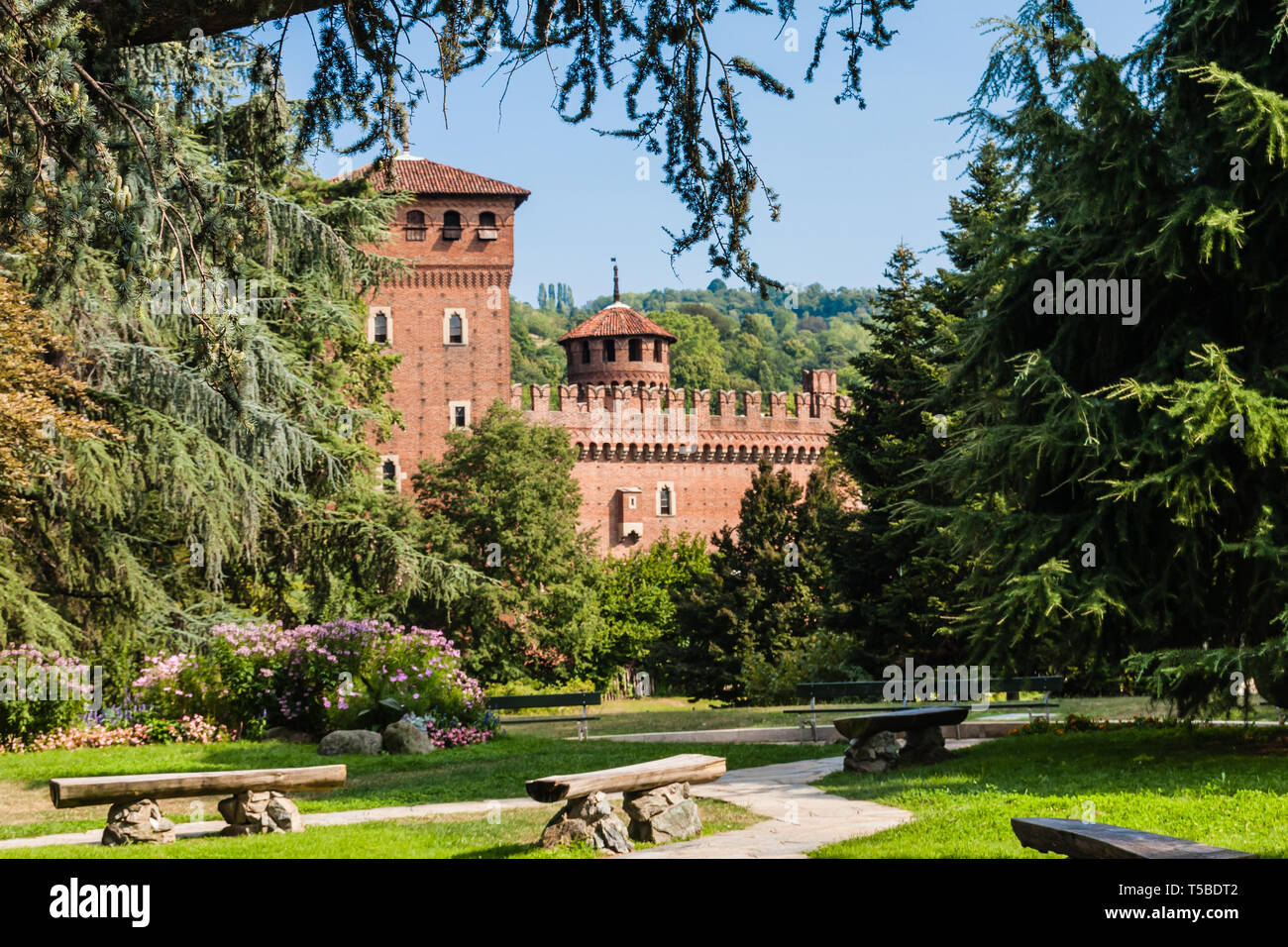 Giardino Roccioso, ein botanischer Garten in Turin, mit Rocca Medievale, ein Nachbau einer mittelalterlichen Burg Stockfoto