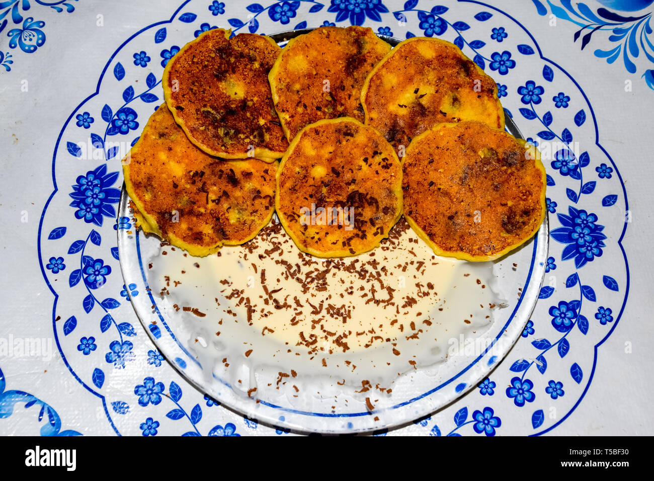 Käsekuchen mit saurer Sahne und Schokolade Chips auf einer Platte. Stockfoto