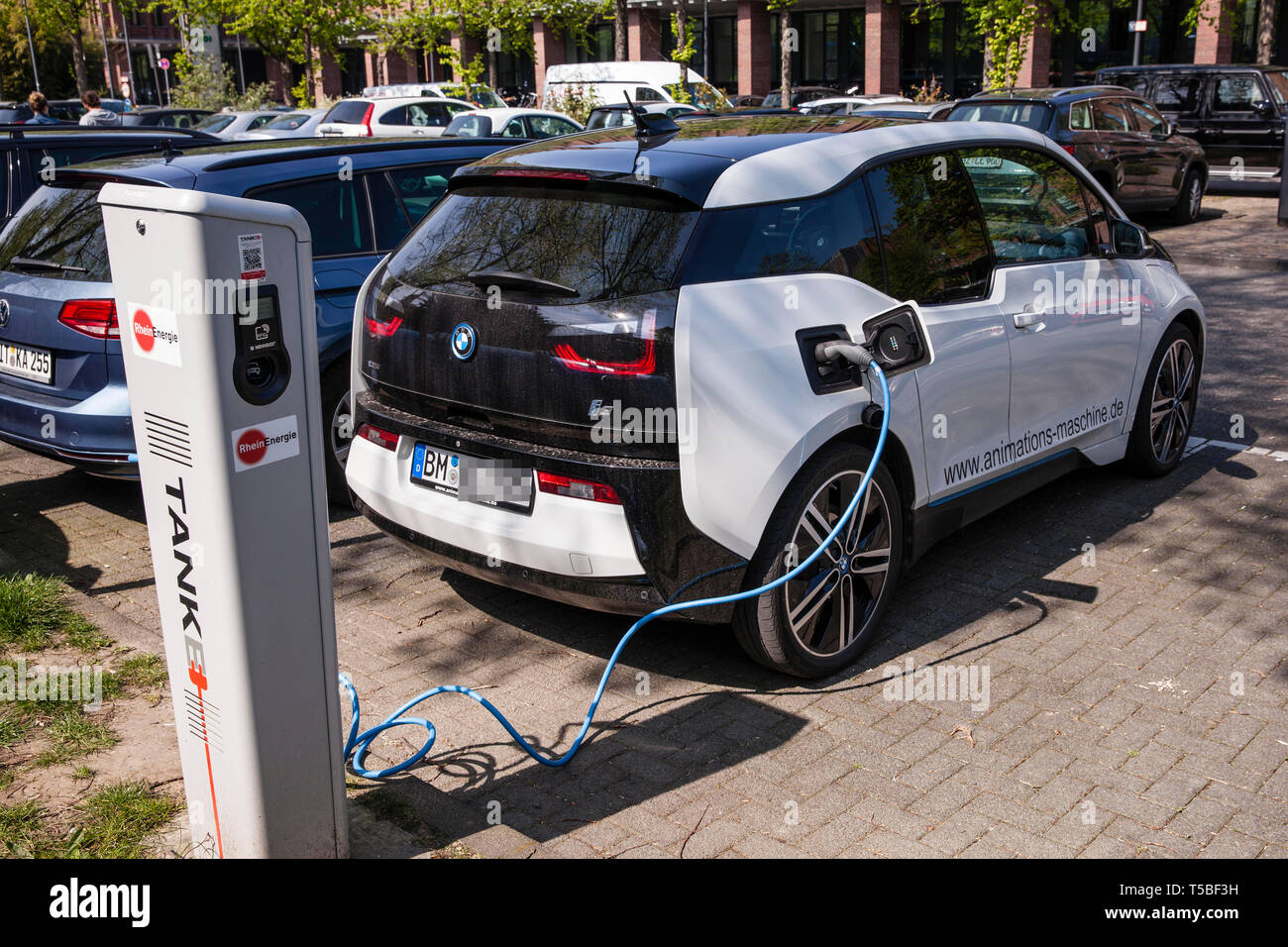 BMW i3 an eine Ladestation der Mobilstation auf dem Charles-de-Gaulle im Stadtteil Deutz, Köln, Deutschland. Mit einer direkten Verbindung zu Stockfoto