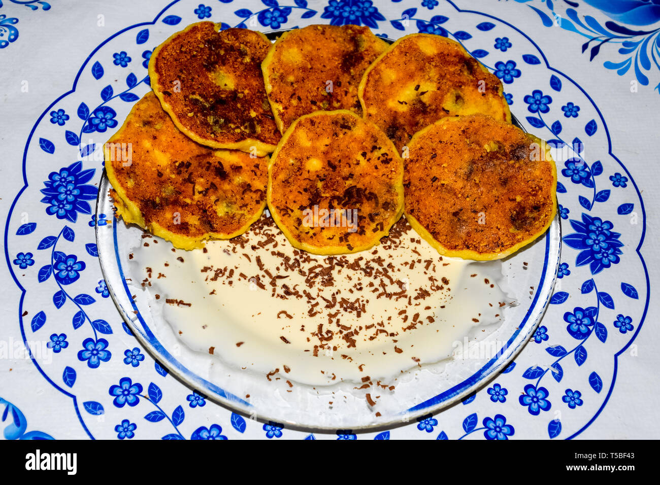 Käsekuchen mit saurer Sahne und Schokolade Chips auf einer Platte. Stockfoto