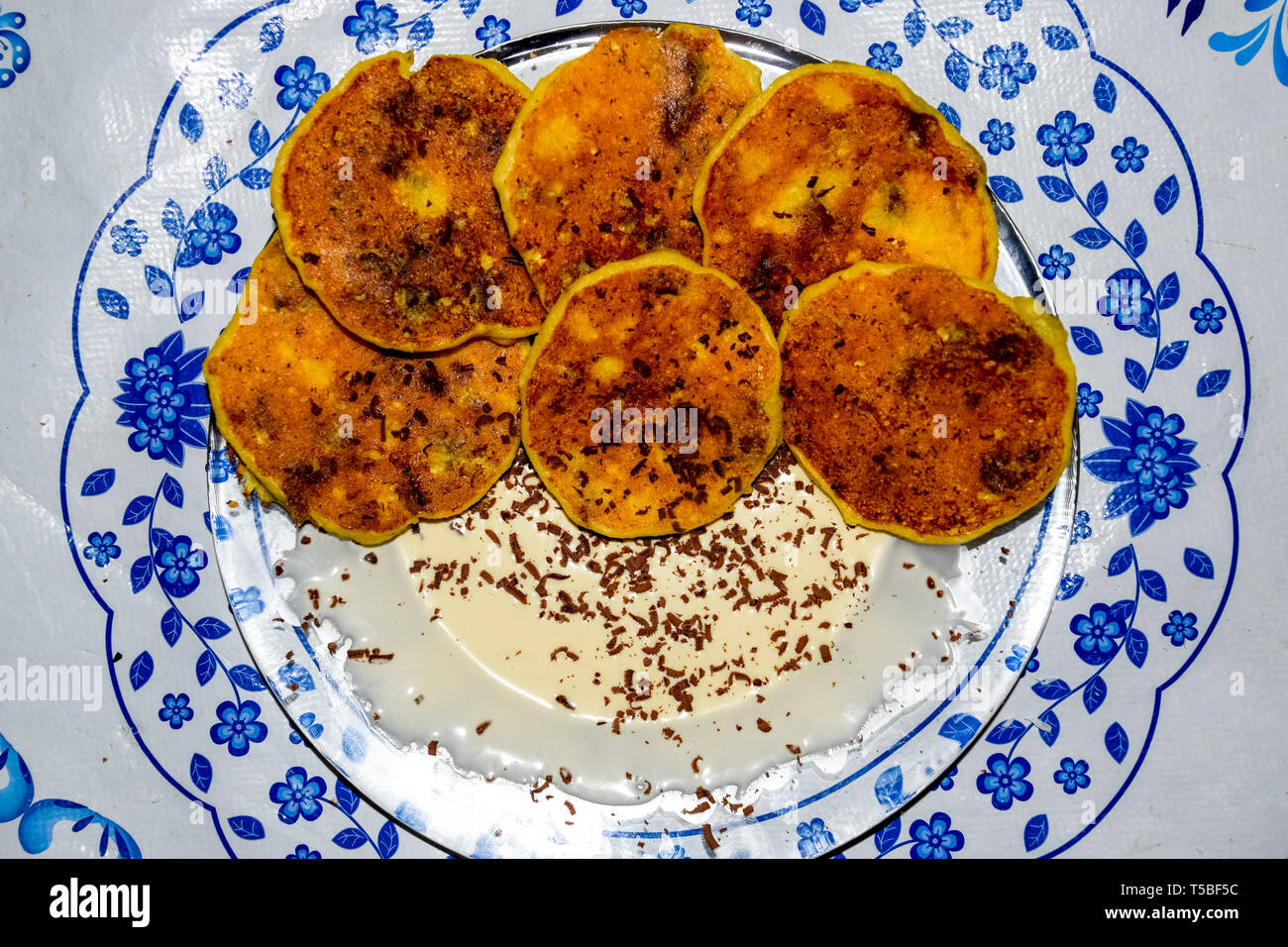 Käsekuchen mit saurer Sahne und Schokolade Chips auf einer Platte. Stockfoto