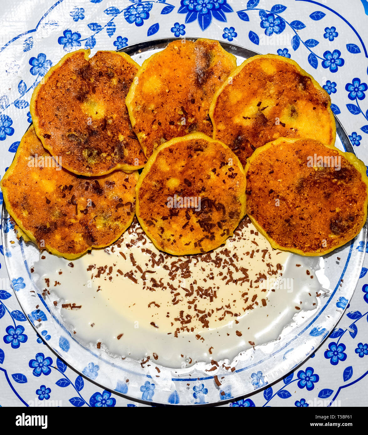 Käsekuchen mit saurer Sahne und Schokolade Chips auf einer Platte. Stockfoto