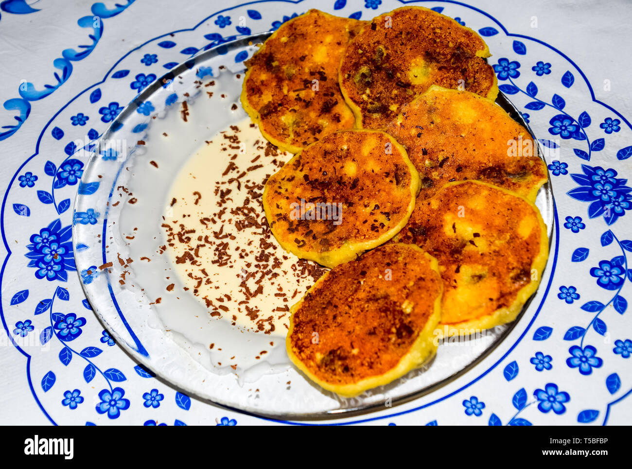 Käsekuchen mit saurer Sahne und Schokolade Chips auf einer Platte. Stockfoto