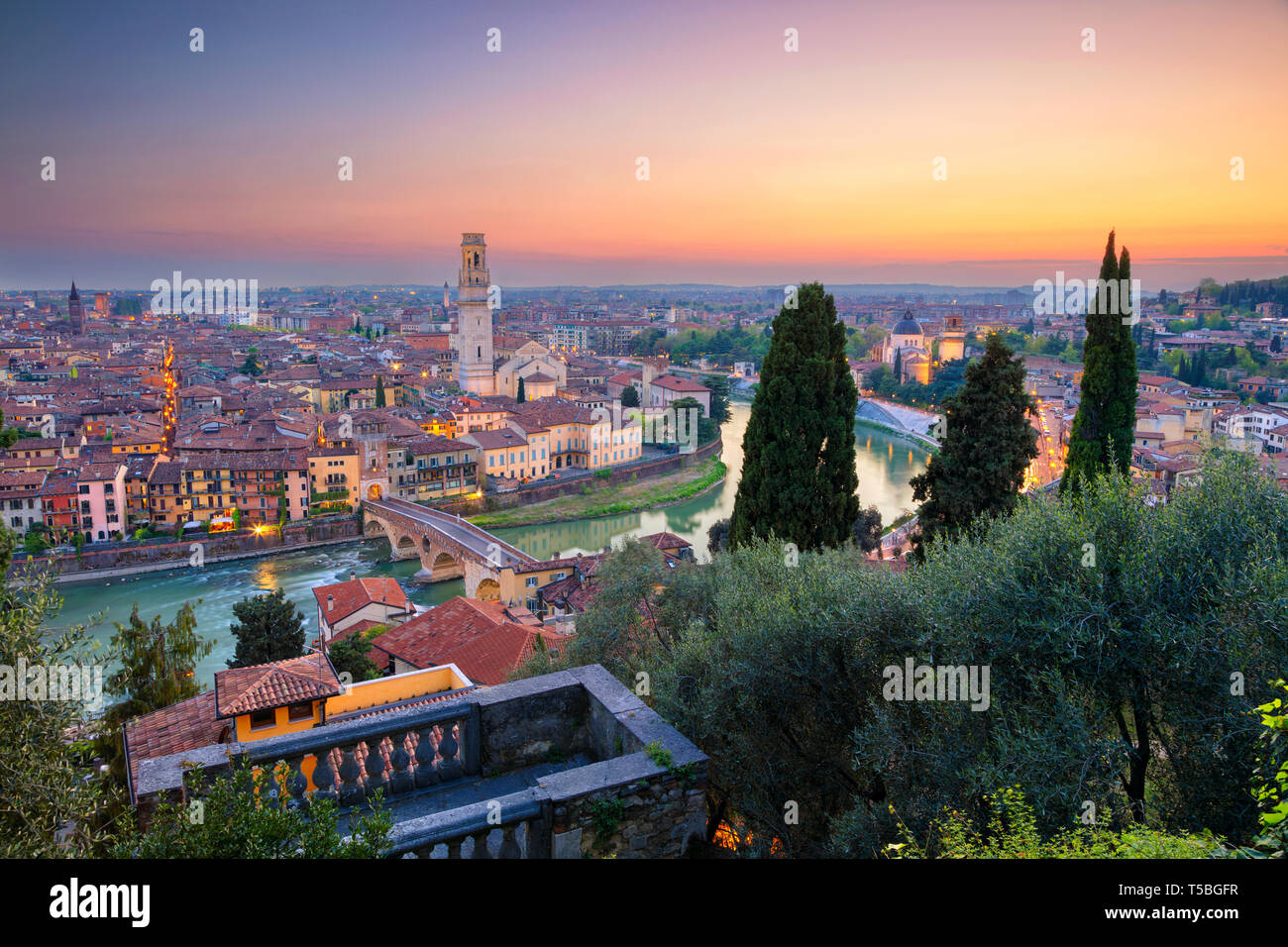 Verona, Italien. Stadtbild Bild von Verona, Italien während des Sonnenuntergangs. Stockfoto