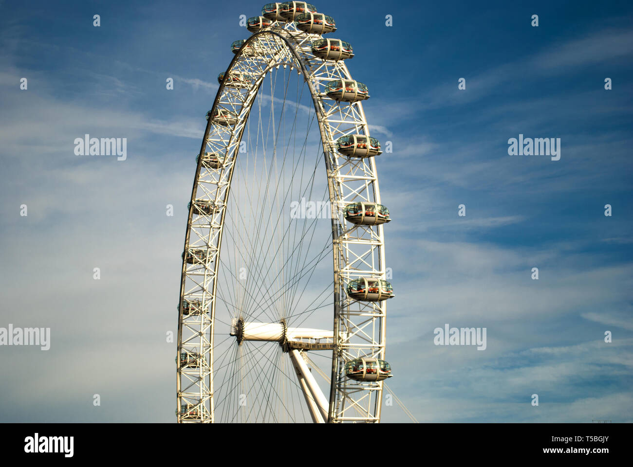 LONDON - Januar 25: Das London Eye, auch als Millennium Wheel bekannt, ist ein 135 Meter Riesenrad am westlichen Ende der Jubilee Gardens auf j Stockfoto