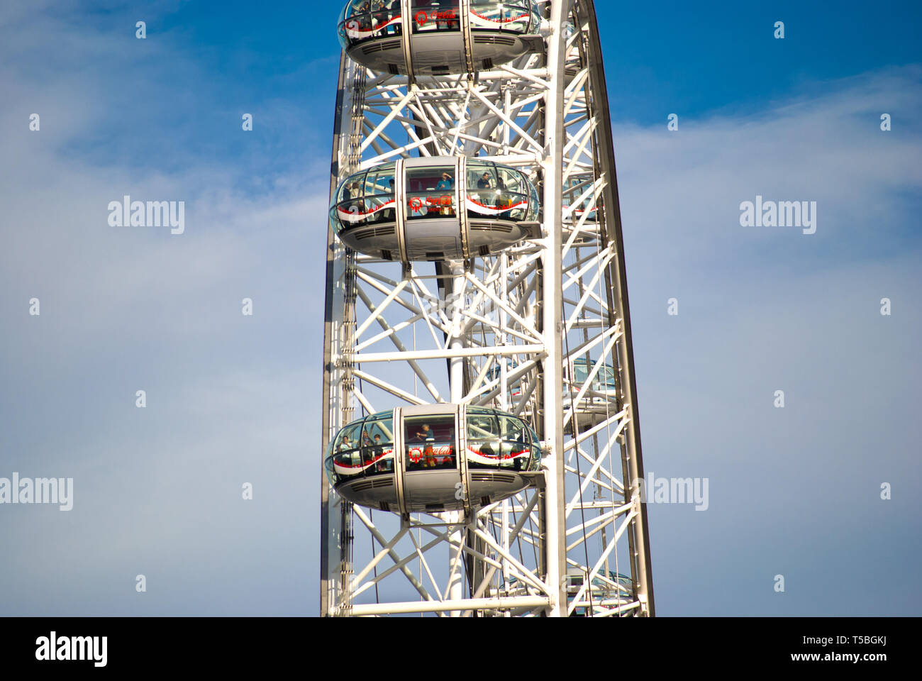 LONDON - Januar 25: Das London Eye, auch als Millennium Wheel bekannt, ist ein 135 Meter Riesenrad am westlichen Ende der Jubilee Gardens auf j Stockfoto