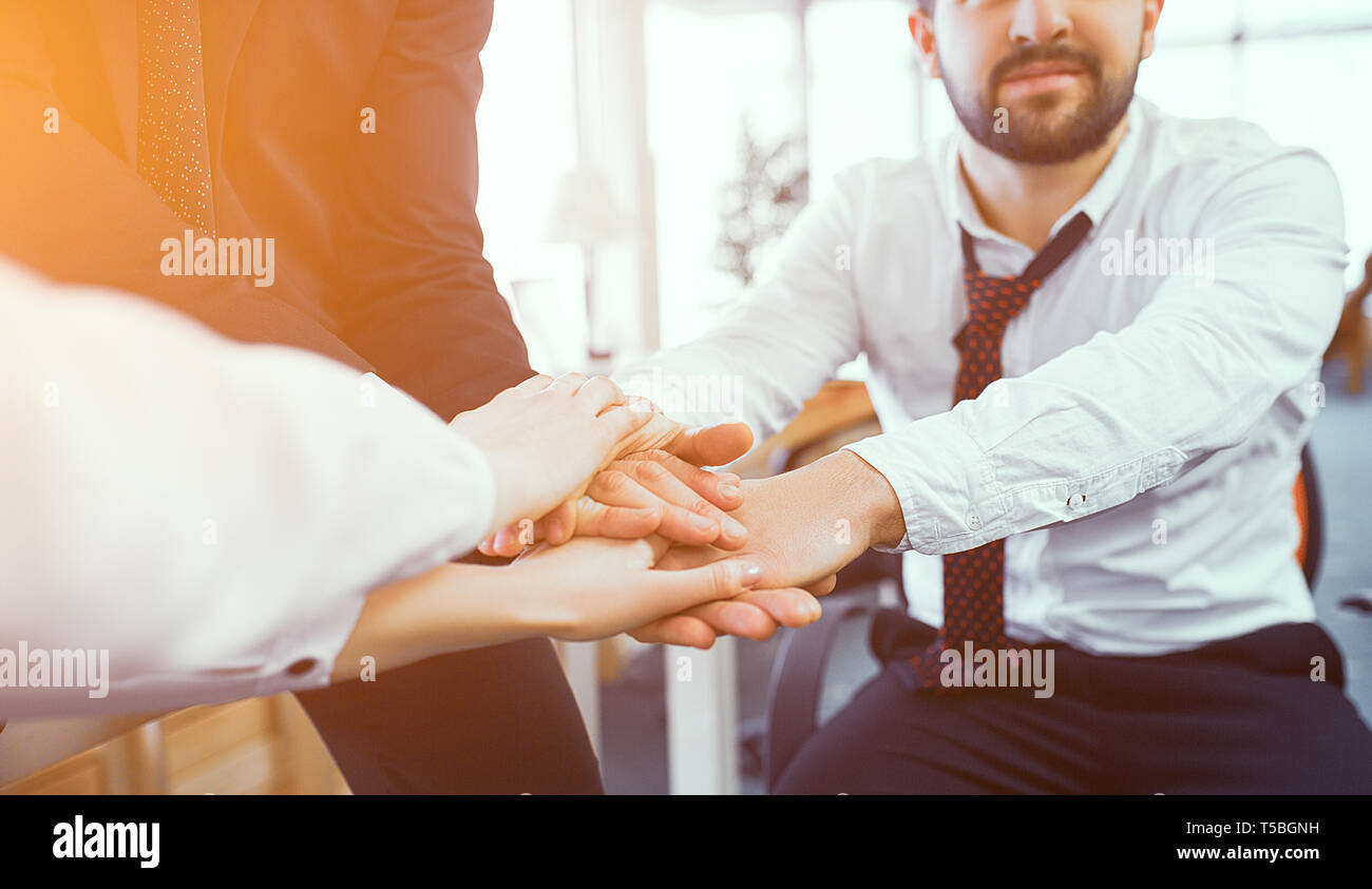 Personen, die Hände nach dem Brainstorming im Amt. selektive Fokus auf die Hände. Geschäftskonzept. Stockfoto