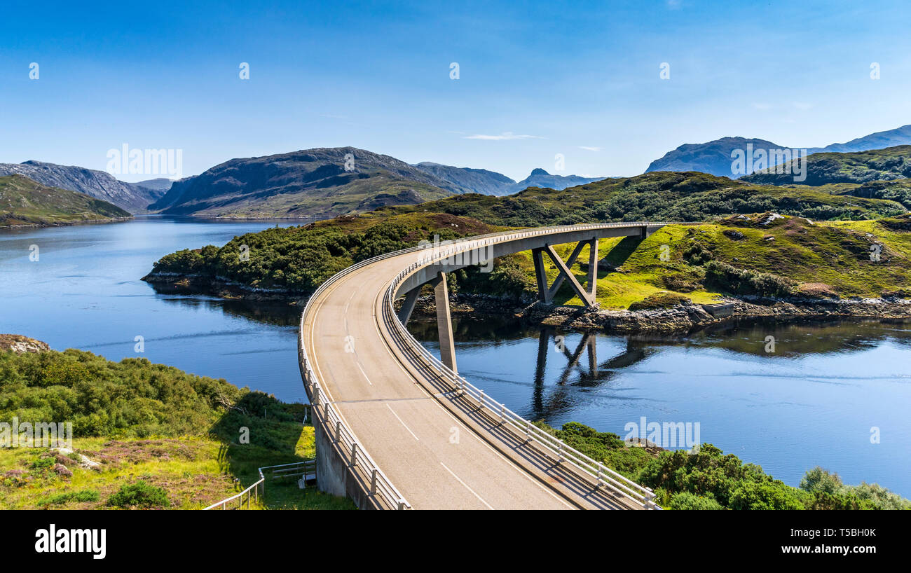 Tagesansicht des Kylesku Brücke in assynt an der Nordküste 500 Route im Norden von Schottland, Großbritannien Stockfoto