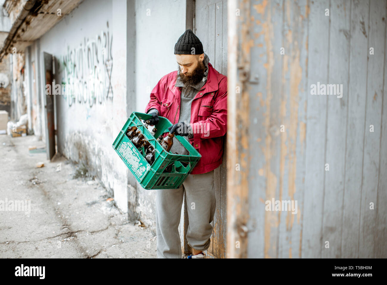 Obdachlose Bettler, Box mit Glasflaschen an den Sammlungspunkt. Art Geld zu verdienen für die Armen Stockfoto