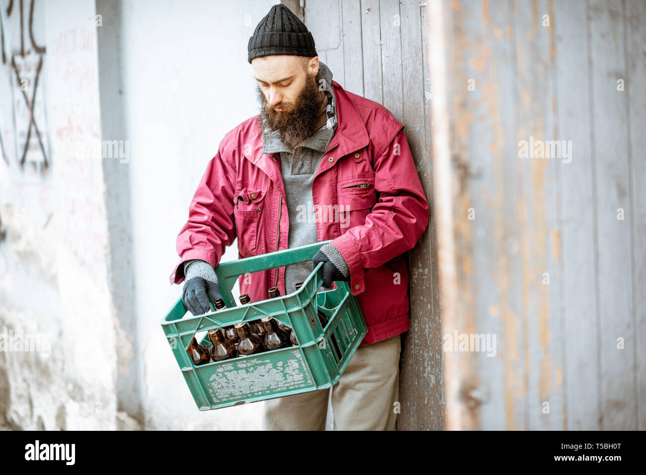 Obdachlose Bettler, Box mit Glasflaschen an den Sammlungspunkt. Art Geld zu verdienen für die Armen Stockfoto