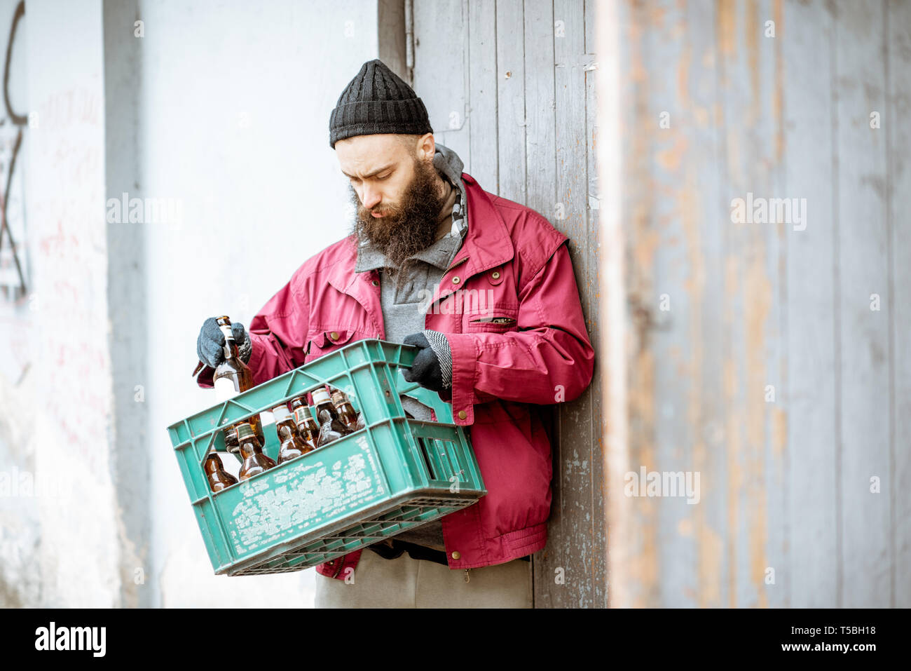 Obdachlose Bettler, Box mit Glasflaschen an den Sammlungspunkt. Art Geld zu verdienen für die Armen Stockfoto