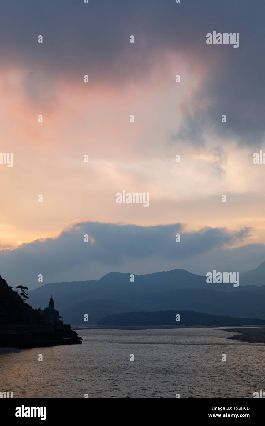 Sonne über der Mündung des Mawddach, die Kanten der Wolken leuchten Rosa. In der Ferne die Hügel rund um Pared Y Cefn-Hir liegen im Schatten und Nebel. Stockfoto