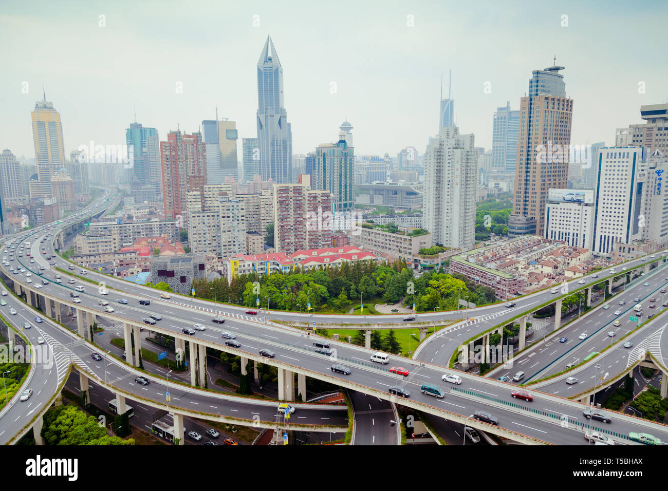 Shanghai Yanan Straße Überführung Brücke mit starkem Verkehr in China Stockfoto