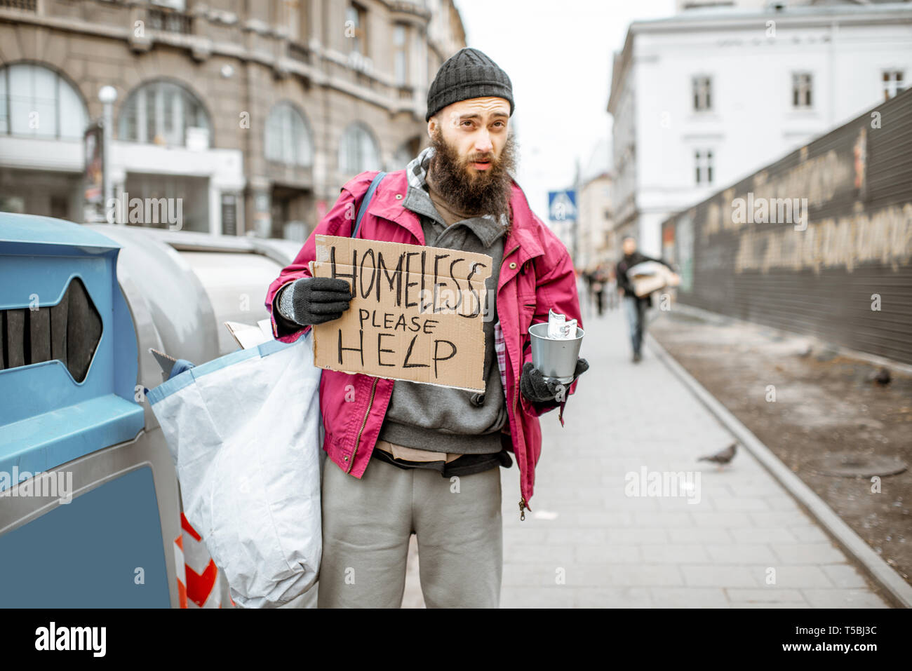 Porträt einer gedrückten obdachlosen Bettler mit Karton Betteln etwas Geld auf der Straße in der Stadt Stockfoto