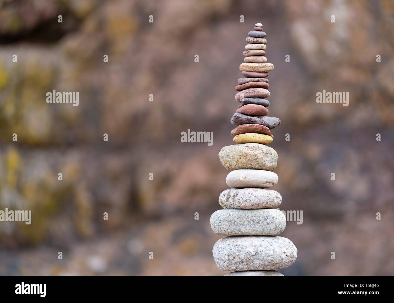 Stapel von Steinen auf Rock unterstützt. Stockfoto