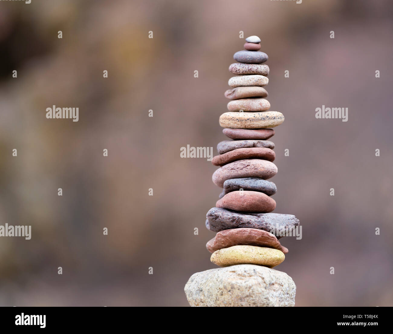Stapel von Steinen auf Rock unterstützt. Stockfoto