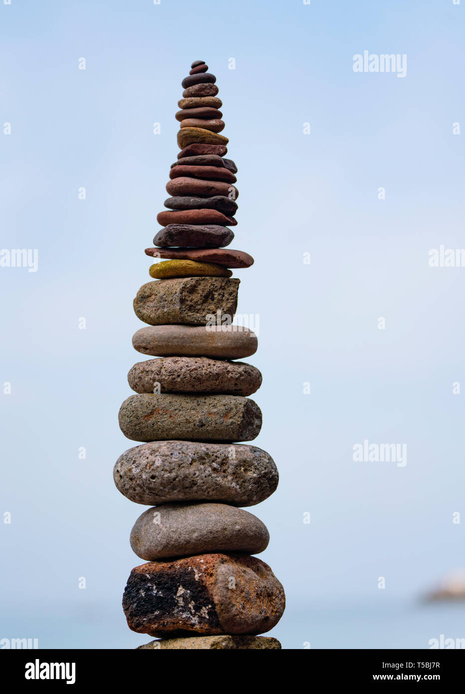 Stapel von Steinen auf Rock unterstützt. Stockfoto