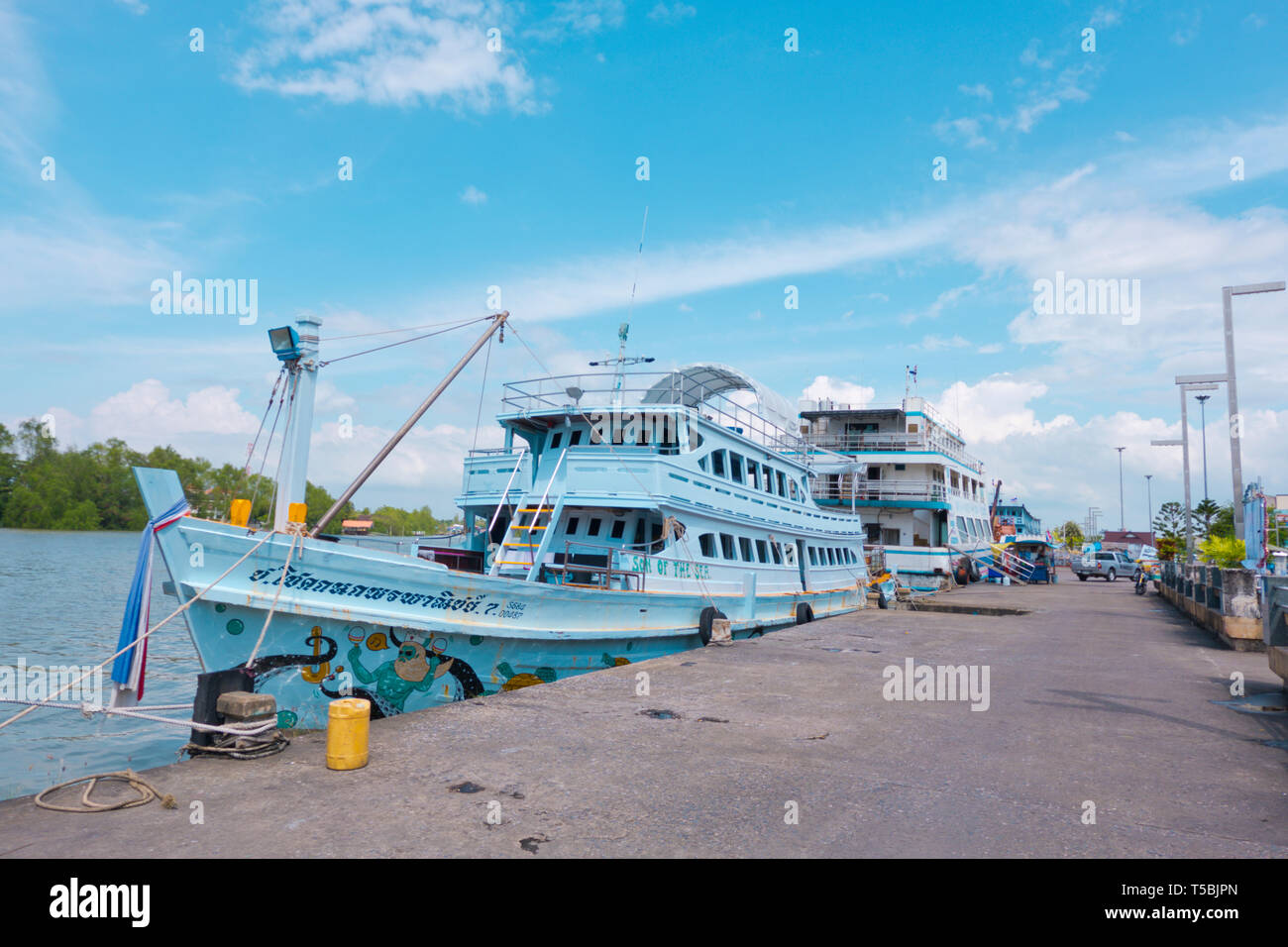 Boote zu den Inseln, Ta Pi Riverside, Surat Thani, Thailand Stockfoto