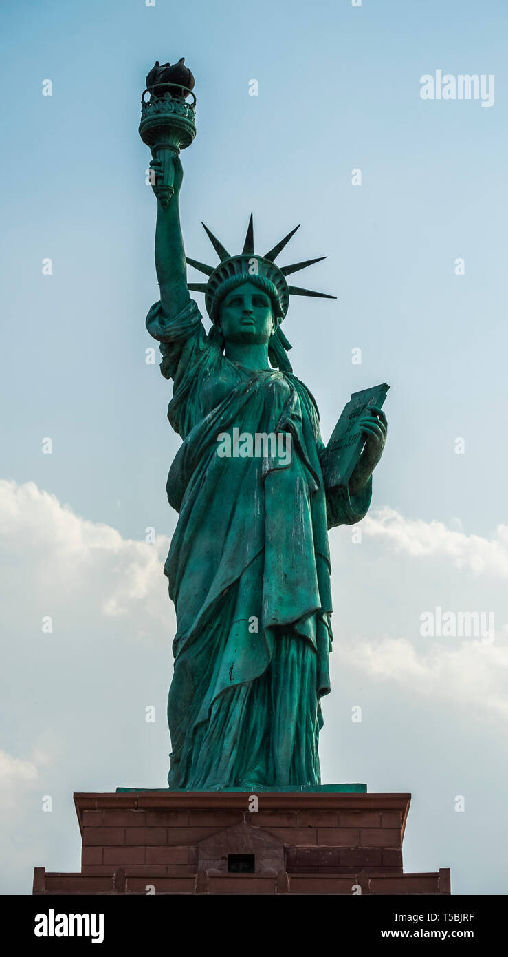 Die Freiheitsstatue aus nächster Nähe mit Sky Stockfoto