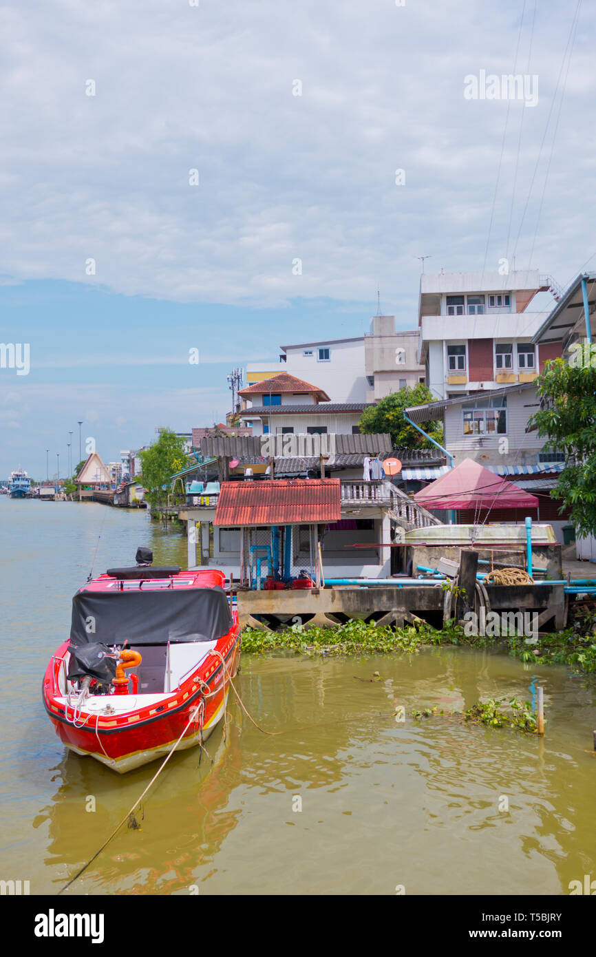 Häuser am Ufer des Flusses, Ta Pi Riverside, Surat Thani, Thailand Stockfoto