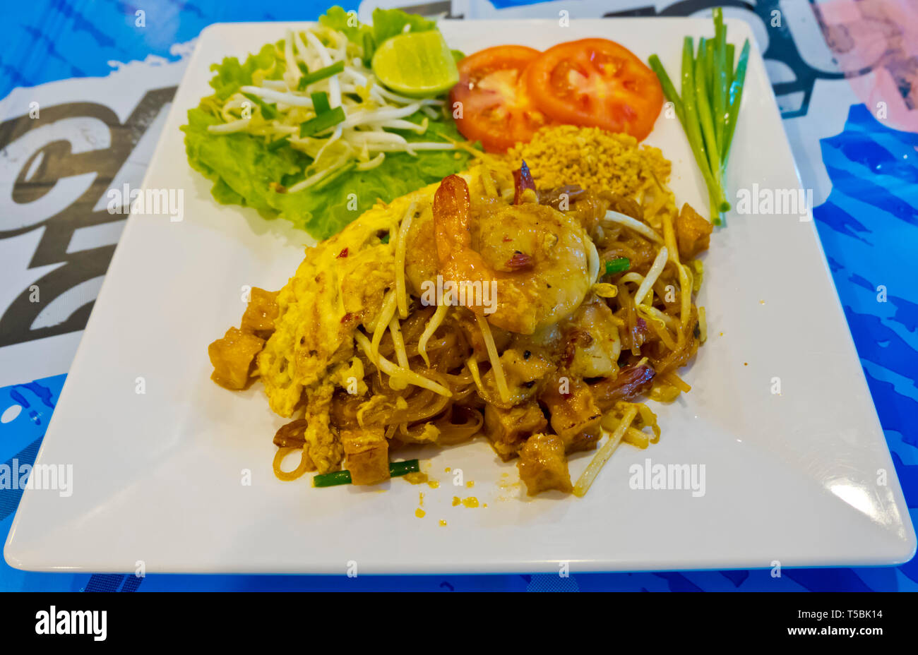Pad Thai mit Shrimps und Tofu, Surat Thani, Thailand Stockfoto