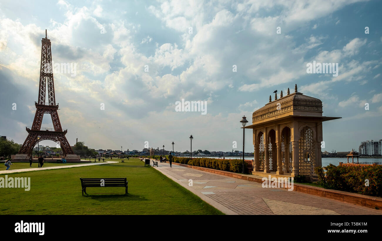 Eifel Turm im Park der sieben Weltwunder in Indien Stockfoto