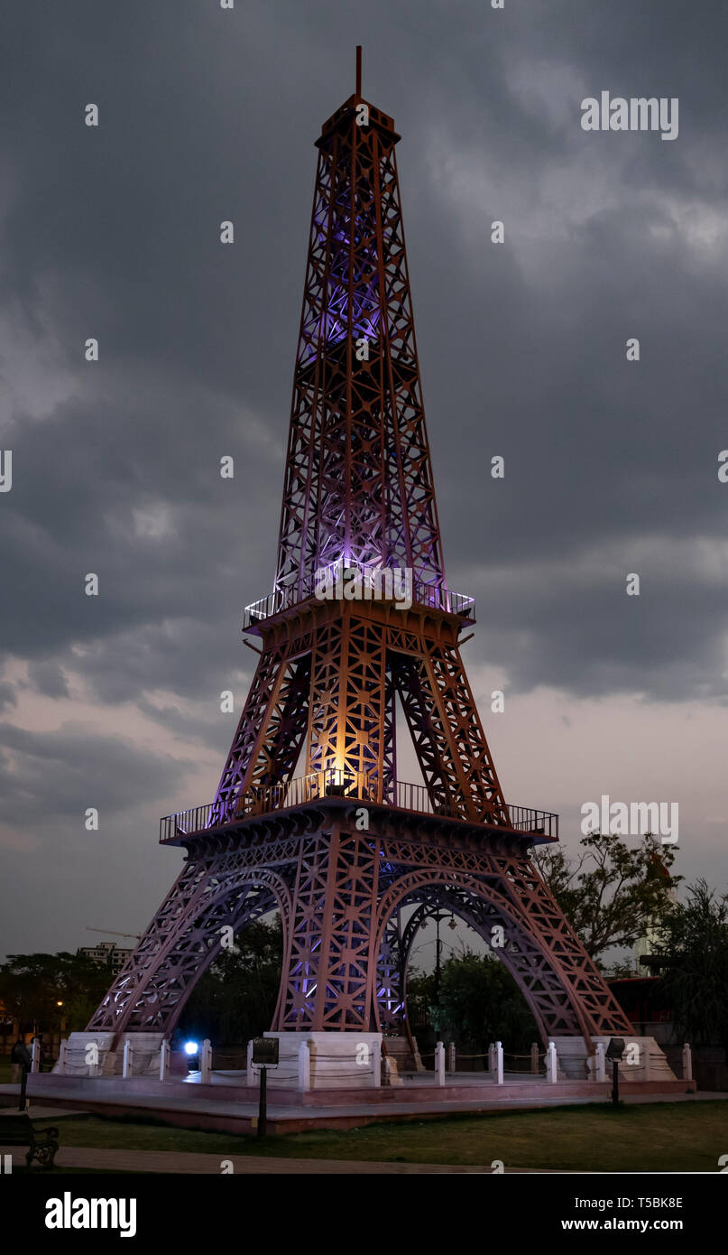 Eifel Tower Blick auf die sieben Wunder park Indien Stockfoto