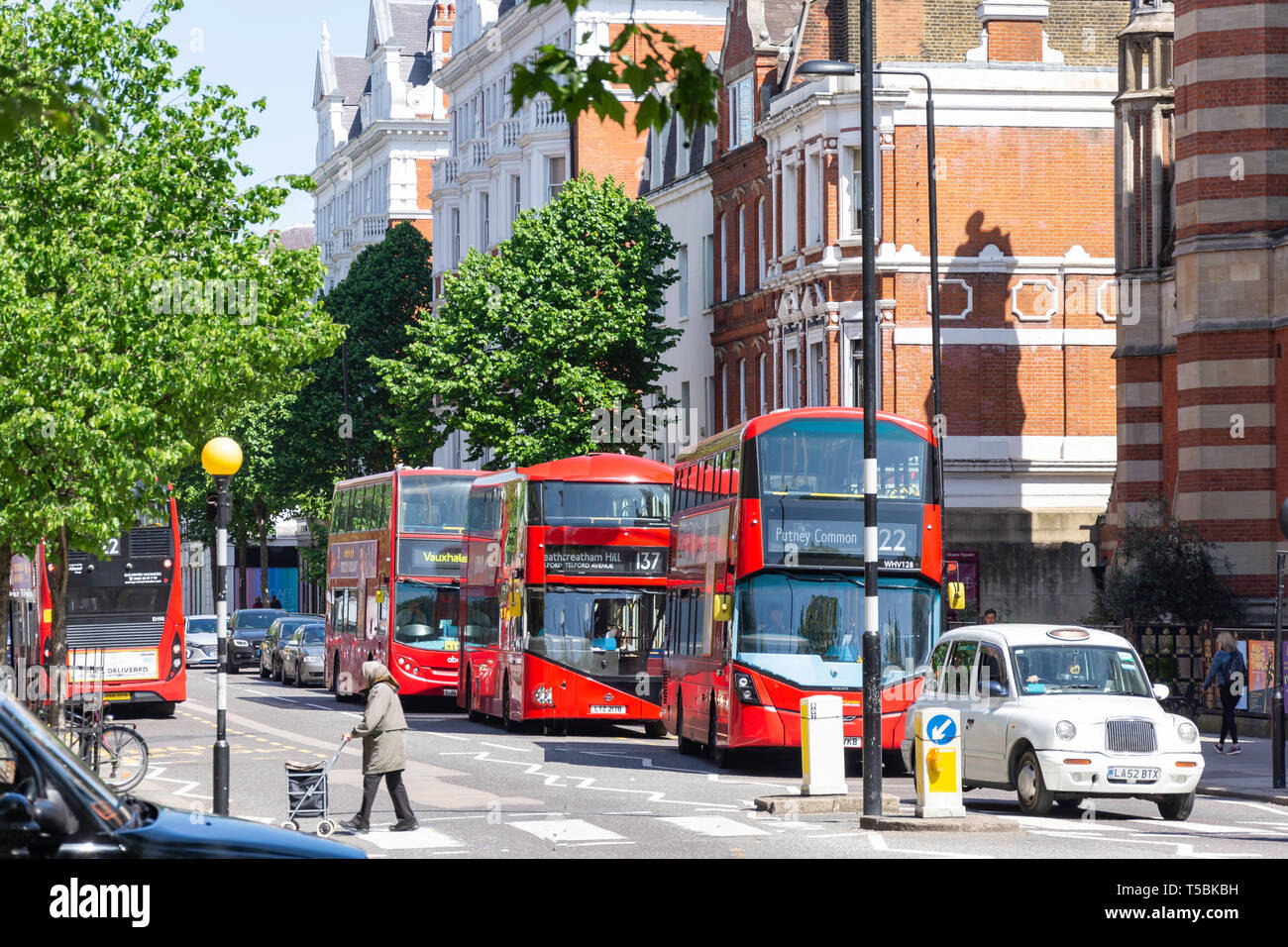 Doppelstockbusse, Sloane Street, Sloane Square, Chelsea, Royal Borough von Kensington und Chelsea, Greater London, England, Vereinigtes Königreich Stockfoto