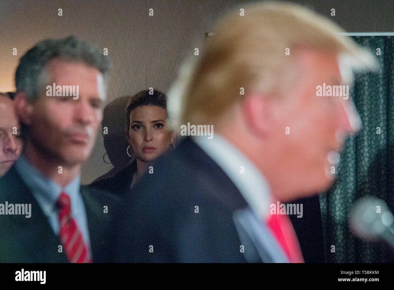 Ivanka Trump hört im Hintergrund als ihr Vater, der republikanische Präsidentschaftskandidat Donald J. Trumpf veranstaltet eine Pressekonferenz in Milford, NH, wo er die Aufschrift vom ehemaligen Massachussetts Senator Scott Brown (links angekündigt). Stockfoto