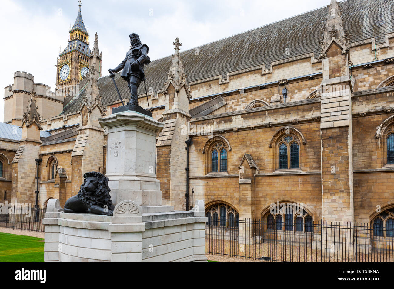 Statue von Oliver Cromwell, bevor das Parlament, London, England Stockfoto