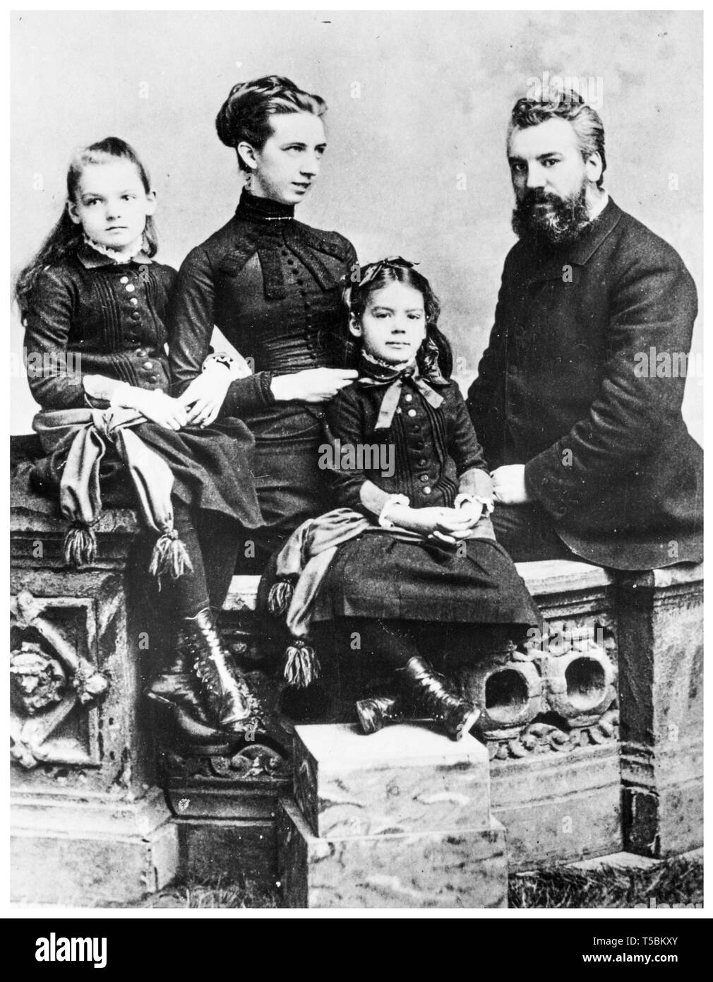 Alexander Graham Bell (1847-1922) Family Portrait mit seiner Frau Mabel Gardiner Hubbard und ihre Kinder Elsie kann Bell (ganz links) und Marian Hubbard Bell, C. 1885 Stockfoto