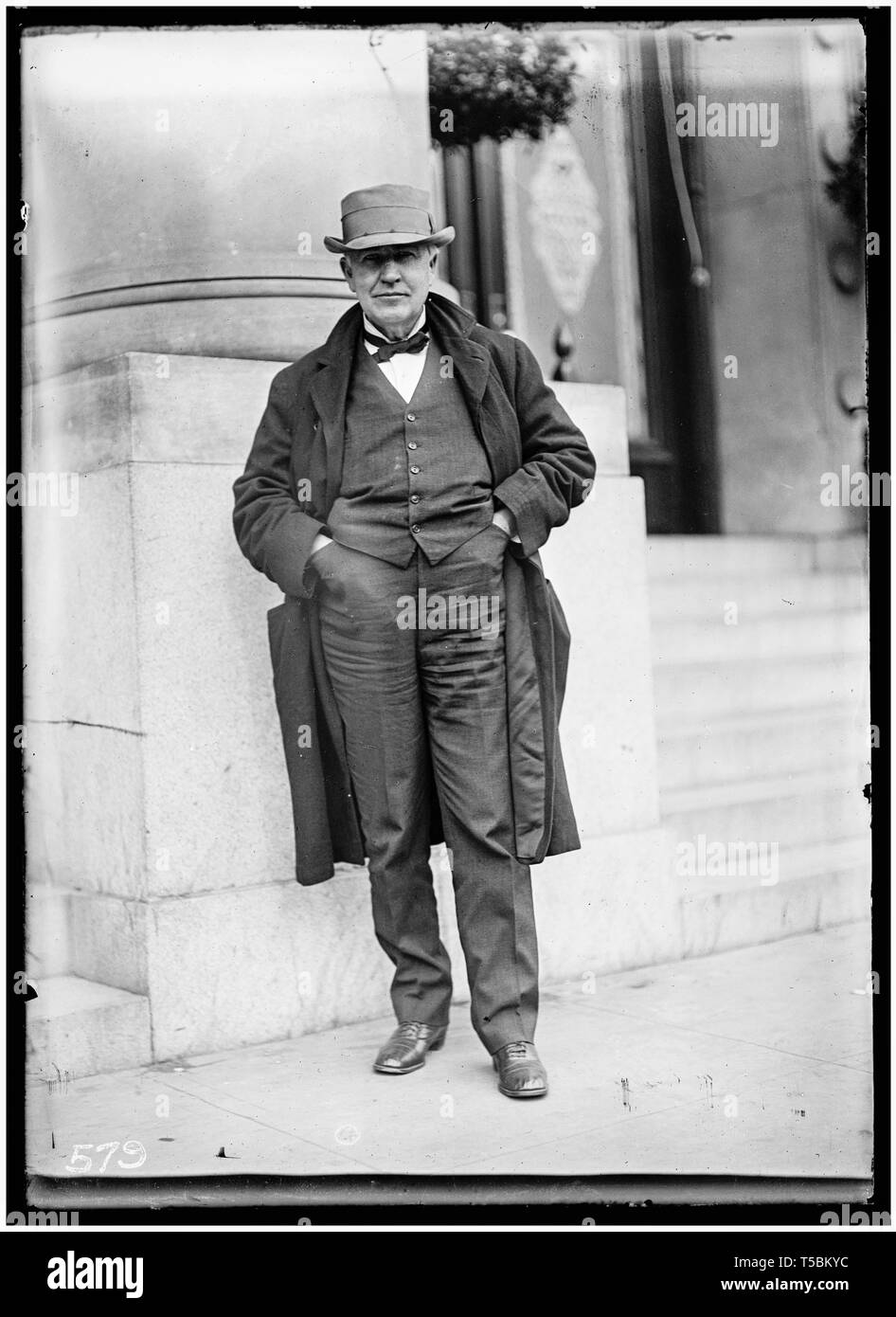 Thomas Edison (1847-1931), in voller Länge Porträt, 1911 Stockfoto