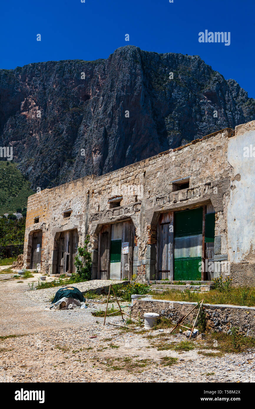 Tonnara del Secco, di San Vito Lo Capo, einer zerstörten ehemaligen Thunfischfang und Verarbeitung Fabrik in Sizilien, zurückgehend bis 1412. Sie geschlossen in 1965. Stockfoto